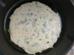平底锅烧热刷少量油，小火烙至金黄。