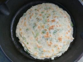 翻面，两面都变成金黄色，出锅装盘。