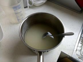 加入水不停搅拌均匀。