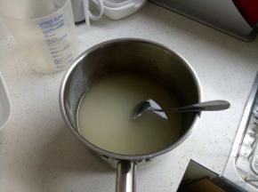 加入水不停搅拌均匀。