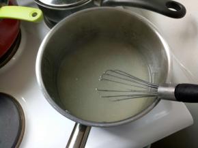 放入锅中大火到沸腾。然后关小火煮3分钟。中间不断搅拌。不然会结块。3分钟后加入适量柠檬汁关火。一定要不停搅拌。