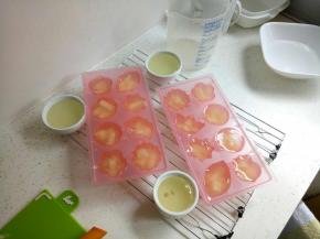 马上倒入磨具中冷后放入冰箱。