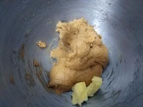 取出冷藏发酵好的中种面团，撕成小块，与主面团（除黄油外）所有材料倒入厨师机中，揉至面团成团，呈光滑状时加入黄油；