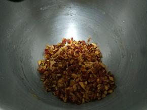 加入红枣碎，搅拌均匀；
