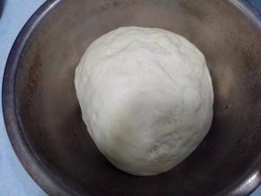 中种面团材料混合，揉成光滑面团，放入容器中，盖上保鲜膜，放冰箱冷藏17小时；
