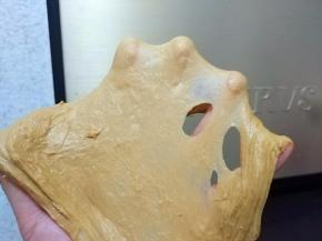 继续将面团揉于出现透明的不结实的薄膜；