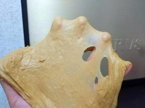 继续将面团揉于出现透明的不结实的薄膜；
