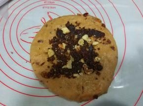 注：整形时，我做了一原味红枣面团，另外两个裹了红糖馅。
1、原味红枣面团：将松驰好的面团压扁，排气后再次滚圆； 
2、裹红糖红枣馅面团：将松驰好的面团压扁、排气，撒上适量红糖馅；