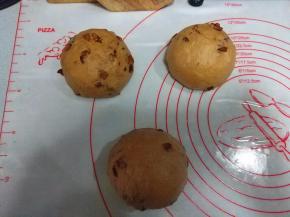 分成 三等份，排气滚圆，罩上保鲜膜，松驰15分钟；