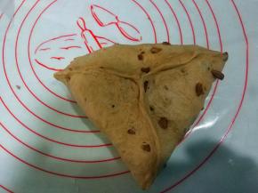 捏成三角状，收口要捏紧。或者由上至下卷起，整成橄榄形；