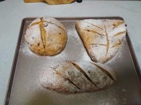 面团发酵至约两倍大，在表面撒高粉，割口；