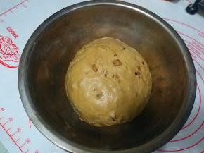 面团收圆，放容器中，罩上保鲜膜，醒发30分钟；