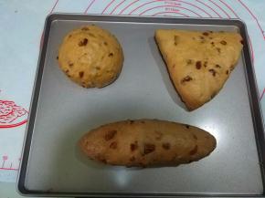 做好的面团放在烤盘上，盖保鲜膜，进行最后的发酵；