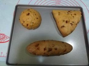 做好的面团放在烤盘上，盖保鲜膜，进行最后的发酵；