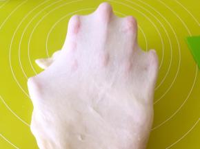 面团揉至光滑状态即可撑出手套膜，之后揉均匀，盖保鲜膜松弛