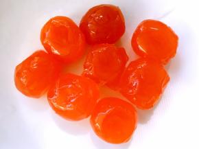 咸蛋黄加玉米油跟朗姆酒泡半个小时，之后入烤箱170度烤5分钟