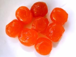 咸蛋黄加玉米油跟朗姆酒泡半个小时，之后入烤箱170度烤5分钟