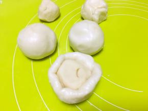 用水油皮材料包裹上油酥皮材料，之后盖保鲜膜松弛10分钟