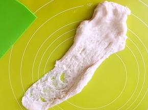 倒在揉面垫上，一直向前推揉，至面团光滑