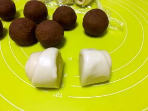 松弛好的面团，用刀从中间对切开，分成同等份量的两份