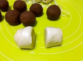 松弛好的面团，用刀从中间对切开，分成同等份量的两份