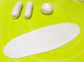 将松弛好的面团用擀面杖擀成长条，之后卷起来，盖保鲜膜松弛15分钟