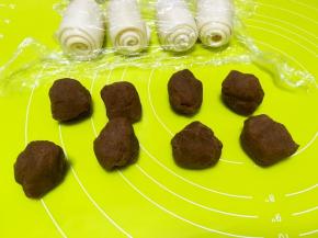 松弛面团的过程将豆沙馅分成8等份