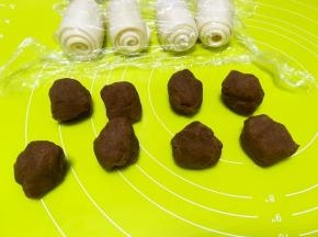 松弛面团的过程将豆沙馅分成8等份