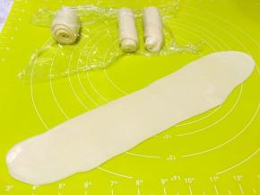 重复8的步骤，继续擀成长条，之后卷起来，盖保鲜膜松弛15分钟