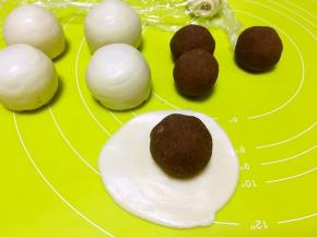 切口面朝下压扁，擀成大一点的圆片，之后包裹上豆沙蛋黄馅，用虎口一点点推面团，收好收口收口朝下放，之后整理下形状