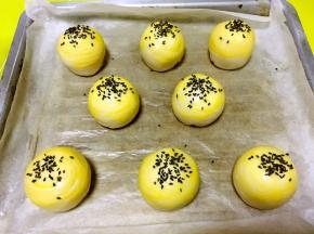 之后再撒点黑芝麻，入烤箱180度烤30分钟，出炉凉透即可食用