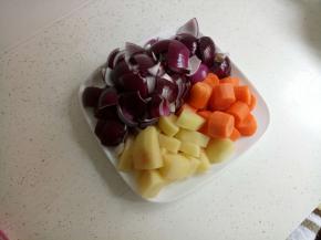 土豆，红萝卜,洋葱切大块。