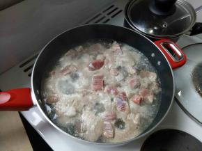 牛腩切中小块再去水