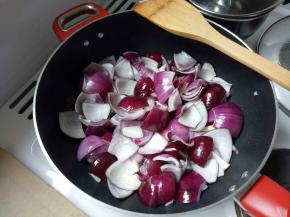 热油炒洋葱。炒一下加入牛腩炒均匀