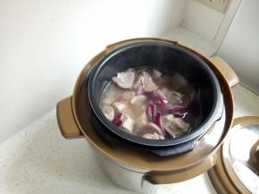 均匀后放入高压锅中加入水盖过牛腩20分钟。