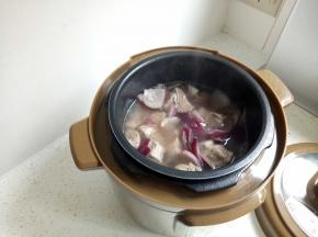 均匀后放入高压锅中加入水盖过牛腩20分钟。