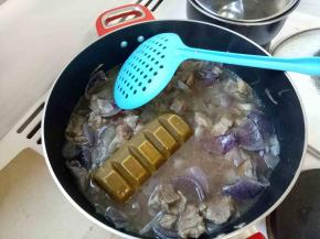 高压锅压好牛腩后到入锅中大火加入咖喱煮开后放中小火煮。