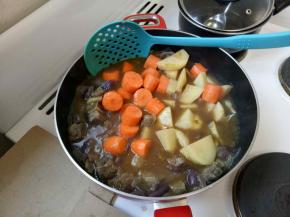 煮30分钟后加入土豆和红萝卜继续煮30-40分钟等牛腩软了就可以出锅咯。中间时不时搅拌。不然会粘锅。