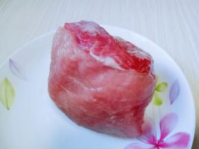 将里脊肉洗干净。