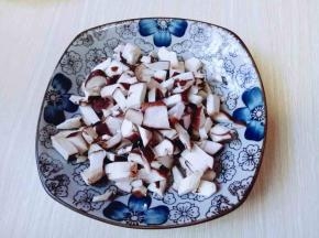 香菇洗干净，去根，切丁。