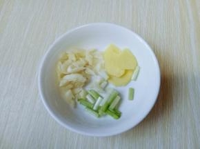 葱姜蒜去皮，切碎。