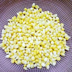 新鲜玉米把玉米粒剥下来，用清水冲洗干净