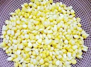新鲜玉米把玉米粒剥下来，用清水冲洗干净