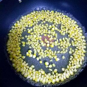 锅中烧开水，放入玉米粒煮2～3分钟，熟了即可