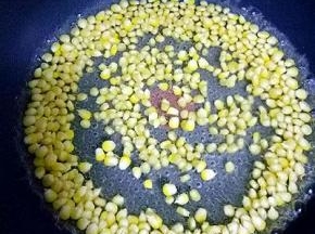 锅中烧开水，放入玉米粒煮2～3分钟，熟了即可