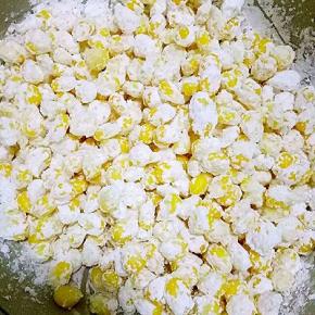 把玉米淀粉倒在煮熟的玉米粒上搅拌均匀