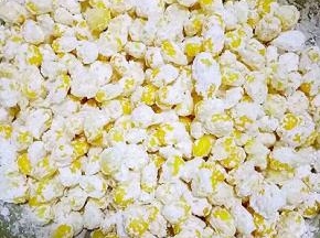 把玉米淀粉倒在煮熟的玉米粒上搅拌均匀