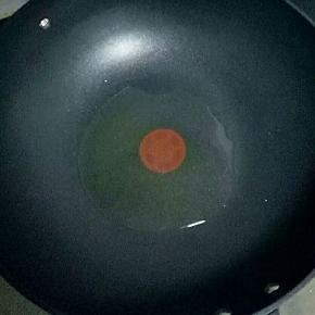 锅中倒入适量油烧热