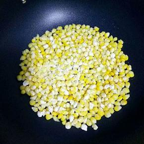 倒入玉米粒，用铲子摊平，小火煎3分钟（不要动玉米粒）