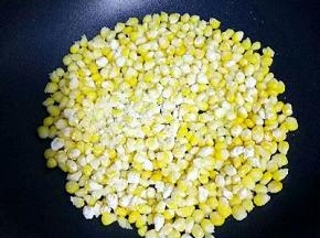 倒入玉米粒，用铲子摊平，小火煎3分钟（不要动玉米粒）